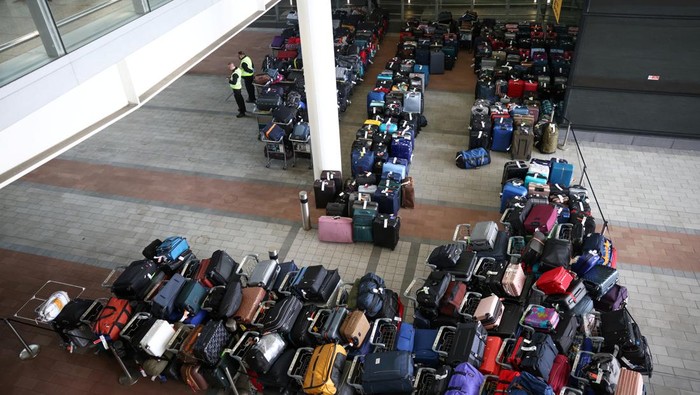 Ratusan koper menumpuk di Terminal 2 Bandara Heathrow Inggris, London. Hal itu dilaporkan terjadi akibat permasalahan pada sistem bagasi. Ini penampakannya.