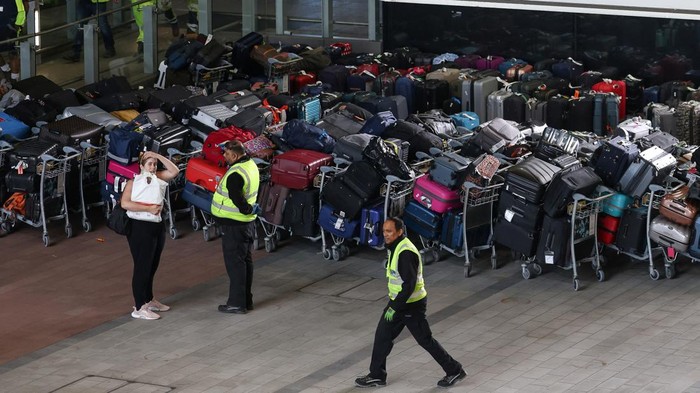 Ratusan koper menumpuk di Terminal 2 Bandara Heathrow Inggris, London. Hal itu dilaporkan terjadi akibat permasalahan pada sistem bagasi. Ini penampakannya.