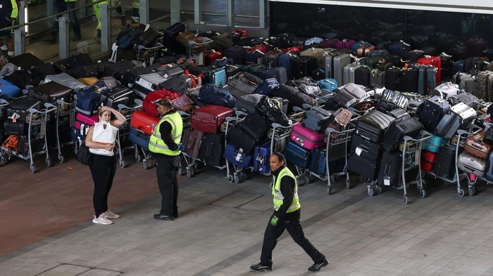 Penampakan Lautan Koper di Bandara Heathrow Inggris Ratusan koper menumpuk di Terminal 2 Bandara Heathrow Inggris, London. Hal itu dilaporkan terjadi akibat permasalahan pada sistem bagasi. Ini penampakannya.