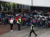 Pelancong Dikeluarkan dari Pesawat Hanya gegara Topi Kampanye Donald Trump