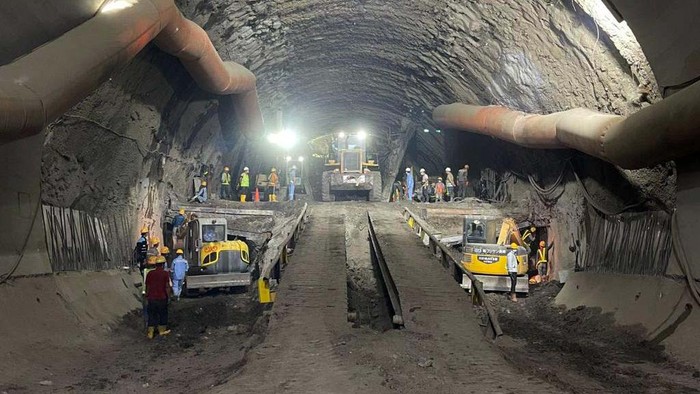 Tunnel 2 pada proyek Kereta Cepat Jakarta-Bandung (KCJB) yang berlokasi di Jatiluhur, Purwakarta berhasil ditembus. Begini bentuknya.