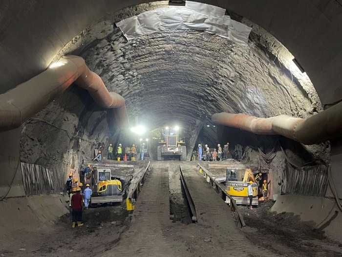 Tunnel 2 pada proyek Kereta Cepat Jakarta-Bandung (KCJB) yang berlokasi di Jatiluhur, Purwakarta berhasil ditembus. Begini bentuknya.