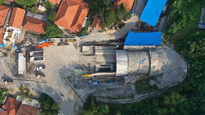 Tunnel 2 pada proyek Kereta Cepat Jakarta-Bandung (KCJB) yang berlokasi di Jatiluhur, Purwakarta berhasil ditembus. Begini bentuknya.