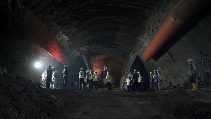 Tunnel 2 pada proyek Kereta Cepat Jakarta-Bandung (KCJB) yang berlokasi di Jatiluhur, Purwakarta berhasil ditembus. Begini bentuknya.