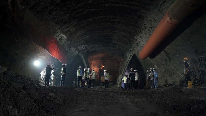 Penggalian Tuntas! Ini Dia Terowongan Kereta Cepat Jakarta-Bandung Tunnel 2 pada proyek Kereta Cepat Jakarta-Bandung (KCJB) yang berlokasi di Jatiluhur, Purwakarta berhasil ditembus. Begini bentuknya.