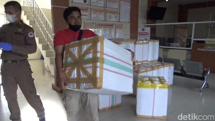 Pengiriman cicak kering Petugas balai karantina saat mengangkut cicak kering yang akan diekspor ke Hong Kong.