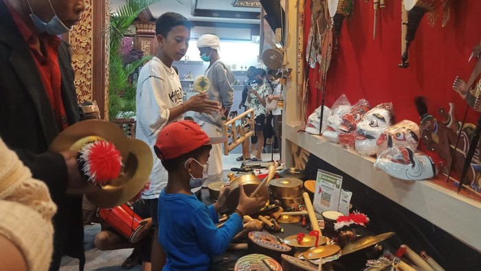 Pengunjung melihat-lihat berbagai alat musik yang ditampilkan di stan Manik Suling dan Putri Ayu pada Minggu (19/6/2022) di Art Center Denpasar, Bali.