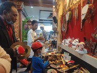 Stan Manik Suling Pamerkan 12 Jenis Alat Musik Bali di PKB 2022