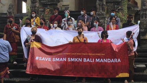 FKPP (forum komunikasi peduli pendidikan) Bali dan alumni SMA Bali Mandara menyampaikan aspirasi di Kantor DPRD Bali, Senin (20/6/2022).