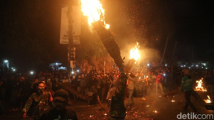 Perang obor di Jepara, Senin (20/6/2022). Perang obor di Jepara, Senin (20/6/2022).