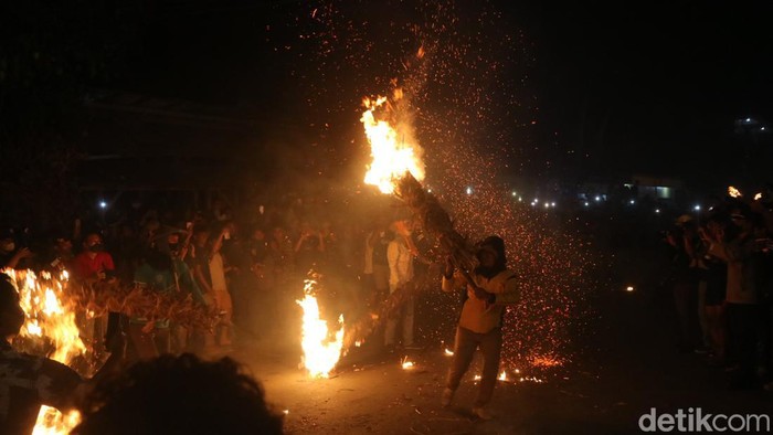 Perang obor di Jepara, Senin (20/6/2022). Perang obor di Jepara, Senin (20/6/2022).
