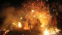 Tradisi perang obor ini telah dilakukan secara turun-temurun untuk memperingati sedekah bumi di Desa Tegalsambi, Jepara. Ada sekitar 350 obor yang disiapkan. Lalu ada sekitar 30 pemain yang melaksanakan perang obor.
