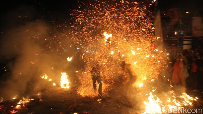 Perang obor di Jepara, Senin (20/6/2022). Perang obor di Jepara, Senin (20/6/2022).