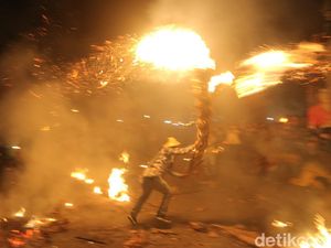 Melihat Kemeriahan dan Serunya Tradisi Perang Obor di Jepara