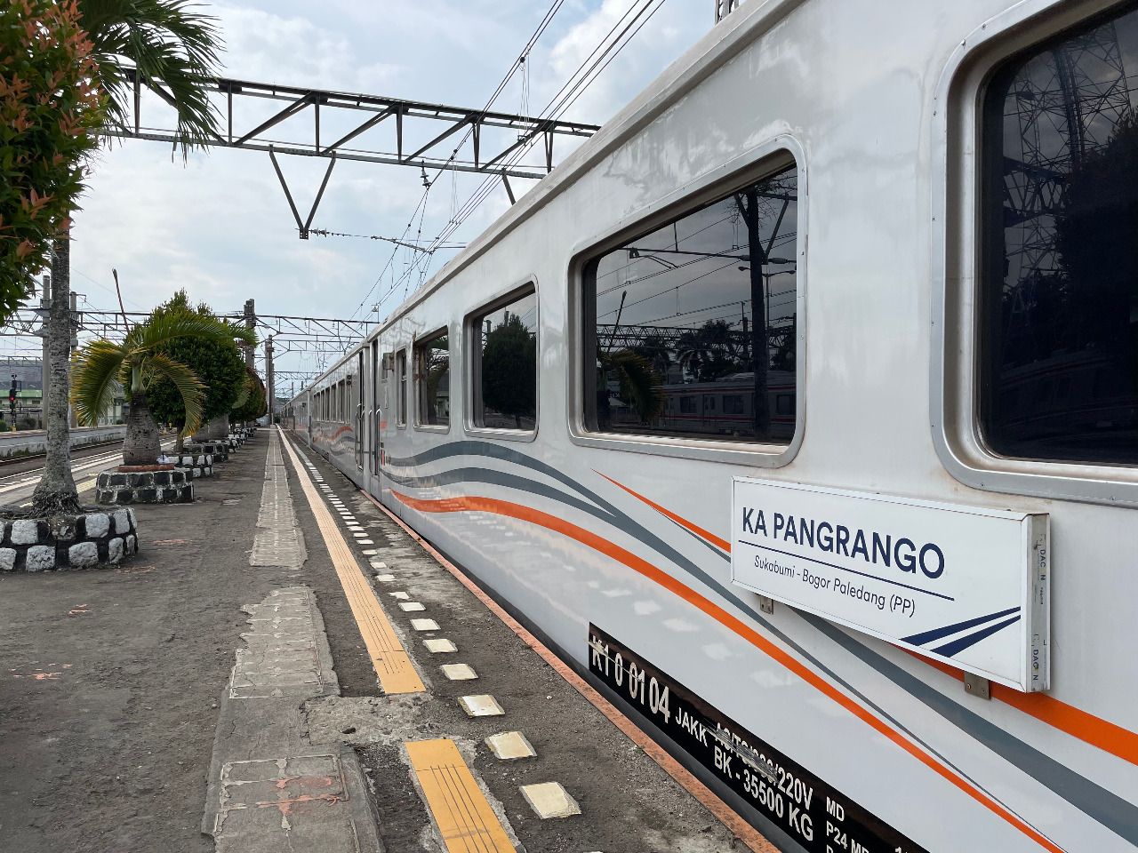 Peristiwa longsor membuat dua perjalanan Kereta Api (KA) Pangrango lintas Sukabumi-Bogor (PP) dibatalkan (dok PT KAI Daop 1 Jakarta)