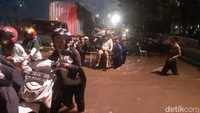 Menurut Rizky, ini banjir terparah sejak banjir rob akibat tanggul jebol beberapa waktu lalu. Saat banjir, dirinya juga mengaku tidak mendapat peringatan dari tempatnya bekerja. (Foto: Afzal Nur Iman/detikJateng)