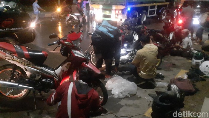 Perjuangan para pekerja tembus banjir di Pelabuhan Tanjung Emas Semarang, Senin (20/6/2022).