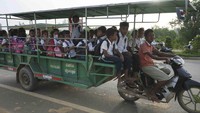 Angkutan itu ditarik oleh kendaraan roda dua atau yang dikenal dengan motor bebek. 