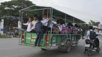 Para bocah itu nampak gembira saat menaiki angkutan tersebut. Ada yang bisa menghitung pasti, berapa jumlah anak-anak yang naik ini?