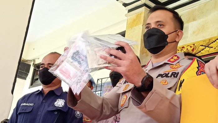 Kapolres Tabanan AKBP Ranefli Dian Candra menunjukkan barang bukti yang terdiri dari beberapa STNK kendaraan dalam tabrakan beruntun di Banjar Pacung, Desa/Kecamatan Baturiti, Senin (20/6/2022).