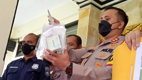 Kapolres Tabanan AKBP Ranefli Dian Candra menunjukan STNK seluruh kendaraan dalam tabrakan beruntun di Baturiti, Senin (20/6/2022)