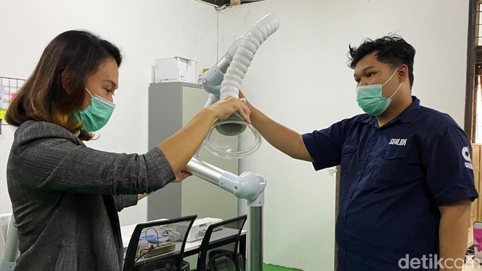 Pertama di Indonesia, Alkes Dokter Gigi yang Dapat Cegah COVID-19 Pandemi COVID-19 membuat inovasi-inovasi baru bermunculan, salah satunya alkes yang dapat mencegah penyebaran COVID-19. Alkes itu biasa digunakan oleh dokter gigi.
