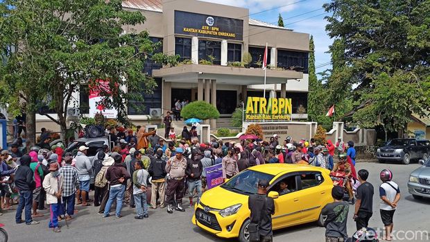 Petani Maiwa di Enrekang menggeruduk kantor ATR/BPN dan DPRD setempat menolak ekspansi perkebunan sawit (detikSulsel/Rachmat Ariadi).