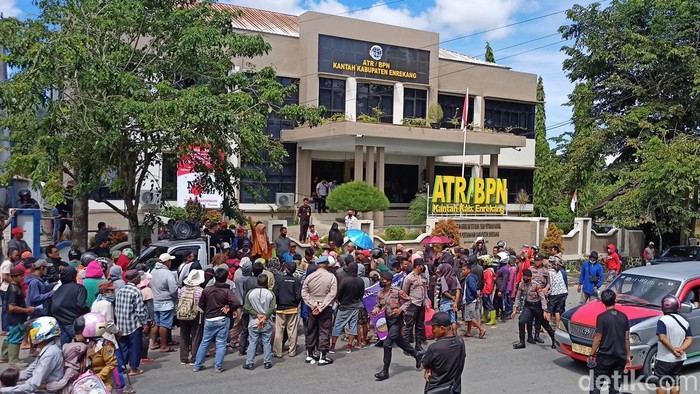 Petani Maiwa di Enrekang menggeruduk kantor ATR/BPN dan DPRD setempat menolak ekspansi perkebunan sawit (detikSulsel/Rachmat Ariadi).