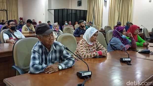 Petani Maiwa di Enrekang menggeruduk kantor ATR/BPN dan DPRD setempat menolak ekspansi perkebunan sawit (detikSulsel/Rachmat Ariadi).