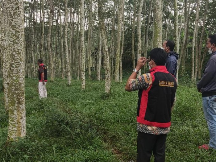 Petugas Kejati DIY menyita sejumlah aset milik Tito Sudarmanto, tersangka kasus pembobolan kredit fiktif di Bank Jogja yang merugikan negara hampir puluhan miliar. Foto diunggah Senin (20/6/2022).