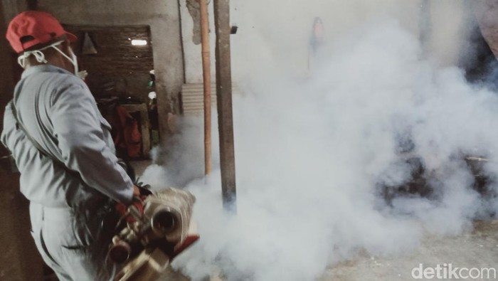 Petugas melakukan fogging di Kecamatan Polanharjo Klaten, tahun lalu.