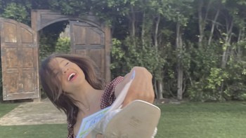 Bahkan beberapa waktu lalu, Phoebe Gates kedapatan menggunakan ponsel Huawei dalam sebuah Instagram Story-nya yang ia posting kala itu. Tentu hal ini menunjukkan kesederhanaan karena bisa saja dia memakai ponsel yang jauh lebih mahal. Foto: Instagram