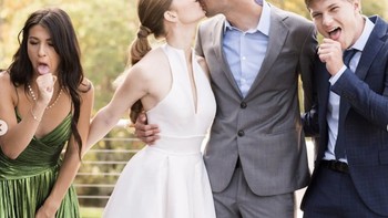 Pose lucu Phoebe di samping Jennifer dan suaminya, Nayel Nassar, saat mereka berciuman. Di sebelah kanan adalah Rory Gates, anak kedua Bill Gates yang juga berpose lucu. Foto: Instagram