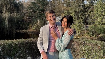 Pose akrab Phoebe dengan sang kakak, Rory. Anak-anak Bill Gates memang dikenal rukun dan menyayangi satu sama lain. Foto: Instagram