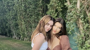 Phoebe sering berpose bersama teman-temannya. Mengenai kehidupannya, Phoebe diketahui bersekolah SMA di Lakeside School yang sangat elit, sama seperti ayahnya Bill Gates dan kedua kakaknya, Jennifer dan Rory. Foto: Instagram