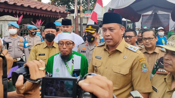 Plt Wali Kota Bekasi Tri Adhianto (kanan) mengatkan kegiatan eks anggota Khilafatul Muslimin Bekasi akan dipantau usai deklarasi kembali ke NKRI.