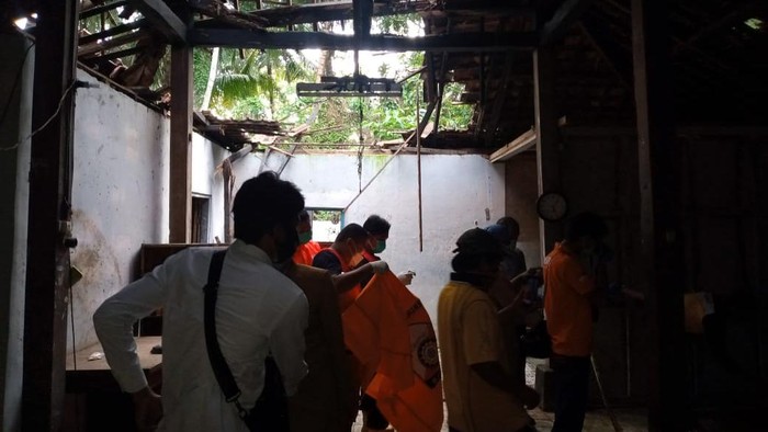 Polisi dan PMI Kulon Progo melakukan evakuasi mayat ODGJ di Temon, Kulon Progo, DIY, Senin (20/6/2022).
