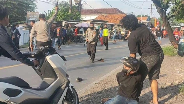 Polisi lepaskan tembakan peringatan dan tangkap penyerang