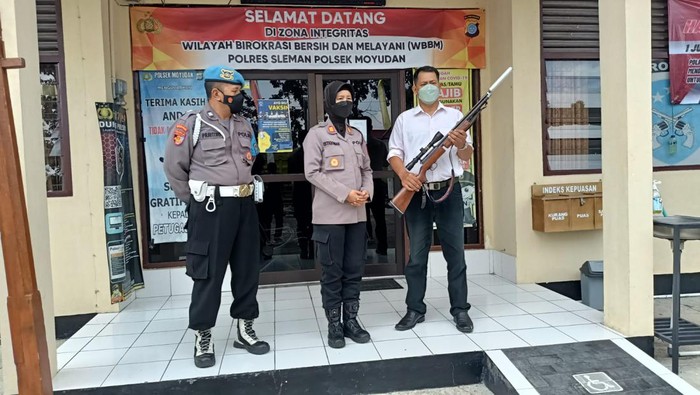 Polisi menunjukkan senjata angin yang menewaskan remaja berinisial D di Moyudan Sleman, Senin (20/6/2022).