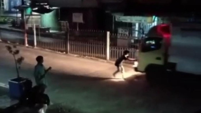 Bocah di Puncak Cianjur Hadang Truk demi Konten Berujung Kecelakaan