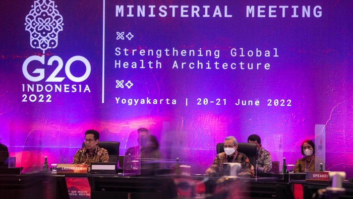 Potret Bos WHO Pakai Batik Saat Rapat Bareng Menkes di Yogyakarta Direktur Jenderal Organisasi Kesehatan Dunia (WHO) Tedros Adhanom Ghebreyesus hadiri agenda G20 di Yogyakarta. Ia tampak mengenakan pakaian batik. Ini fotonya.