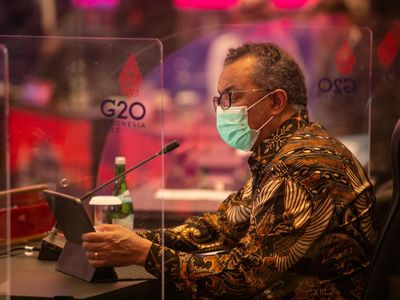 Potret Dirjen WHO Pakai Batik Saat Rapat Bareng Menkes di Yogya