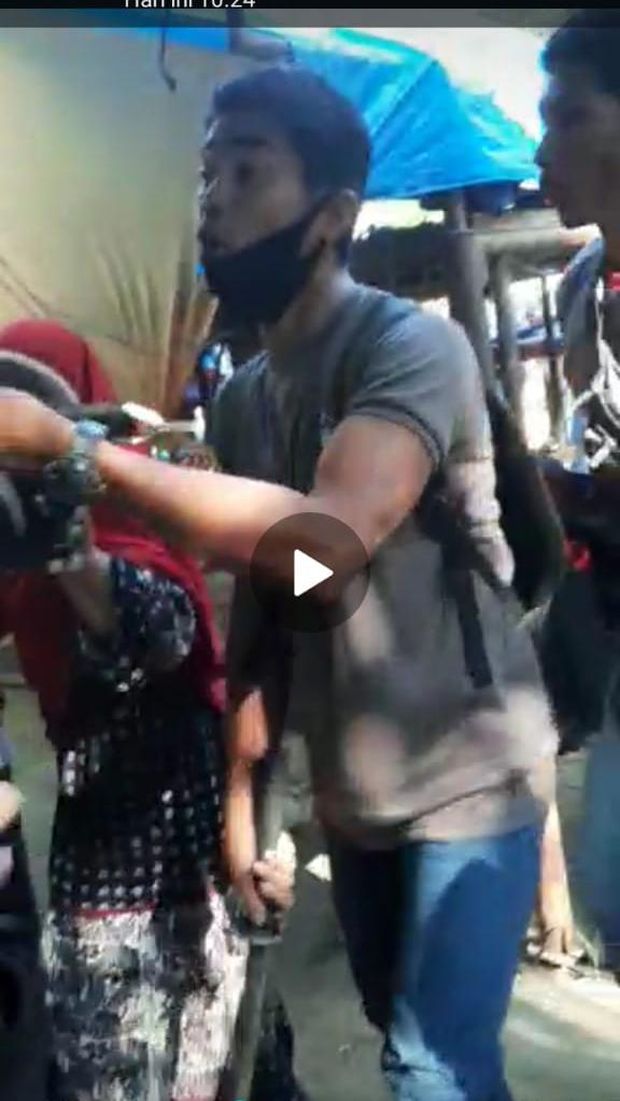Pria yang membawa samurai saat menyerang petani sawit di Kampar (foto; screen shoot video viral)