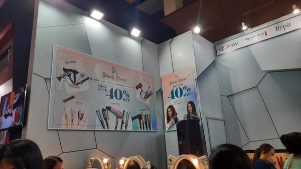 Berbagai diskon juga dapat ditemukan di area Hall A hingga Hall D2. Terdapat pameran dari aneka brand ternama. Mulai dari brand kosmetik hingga otomotif. Berbagai diskon juga dapat ditemukan di area Hall A hingga Hall D2. Terdapat pameran dari aneka brand ternama. Mulai dari brand kosmetik hingga otomotif.