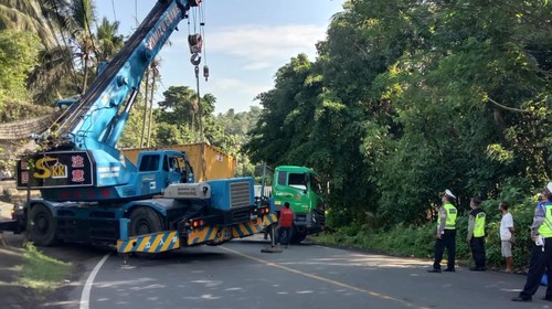 Proses evakuasi truk kontainer bermuatan 25 ton kayu bangunan yang gagal menanjak di tikungan Samsam, Kecamatan Kerambitan, Tabanan, Bali, Senin (20/6/2022).