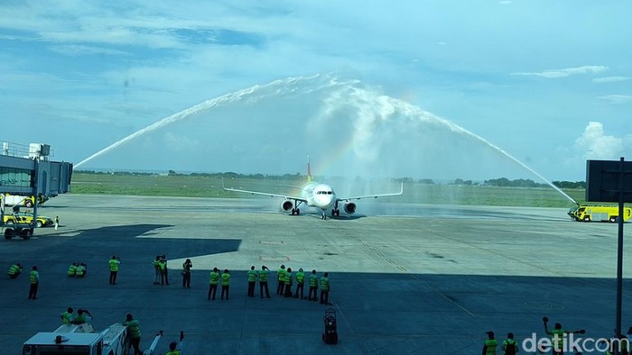 Prosesi water salute menyambut operasional perdana Pelita Air di YIA, Kulon Progo, DIY, Senin (20/6/2022).