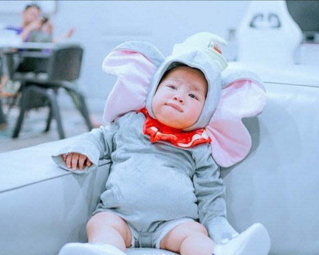 Dalam foto terbaru unggahan Instagram Raffi-Nagita terlihat Rayyanza tampil mengenakan kostum gajah Dumbo. Ditambah dengan ekspresi wajah cemberut seperti di dalam foto, Rayyanza benar-benar terlihat imut. Foto: Instagram/@raffinagita1717