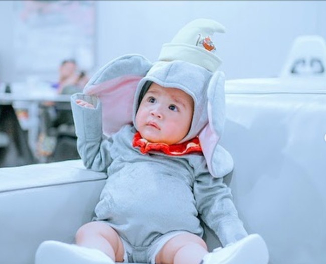 Memiliki pipi yang tembam dan perut gendut, bayi yang baru berusia 6 bulan itu sukses bikin netizen gemas. Walaupun masih kecil, namun sudah banyak netizen yang mengidolakan anak kedua Raffi-Nagita tersebut. Foto: Instagram/@raffinagita1717