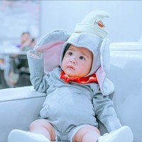 Memiliki pipi yang tembam dan perut gendut, bayi yang baru berusia 6 bulan itu sukses bikin netizen gemas. Walaupun masih kecil, namun sudah banyak netizen yang mengidolakan anak kedua Raffi-Nagita tersebut. Foto: Instagram/@raffinagita1717