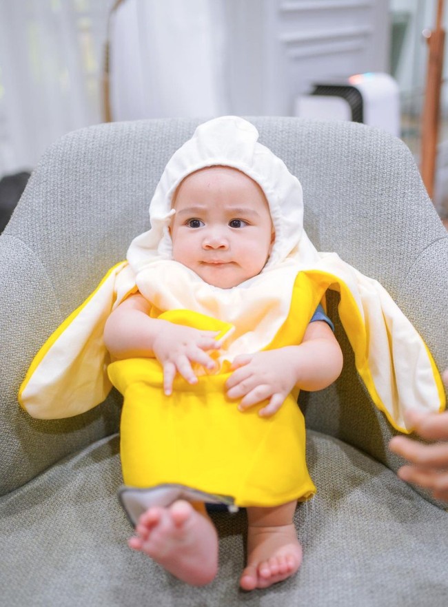 Kalau yang satu ini saat Rayyanza mengenakan kostum pisang berwarna kuning. Penampilannya nggak kalah menggemaskan bukan? Foto: Instagram/@raffinagita1717